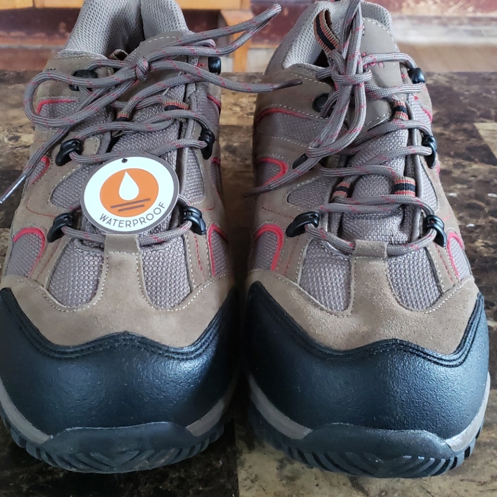 Tennis shoes